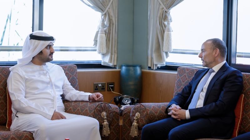 Photo: Maktoum bin Mohammed meets with CEO of Schneider Electric