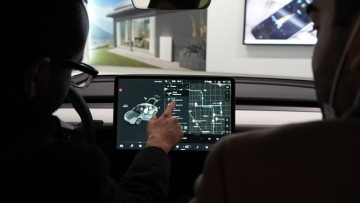 Photo: Tesla should not call driving system Autopilot because humans are still in control – US transportation official