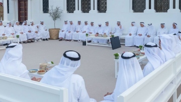 Photo: Hamdan bin Mohammed interacts with dignitaries and senior officials at Zabeel majlis